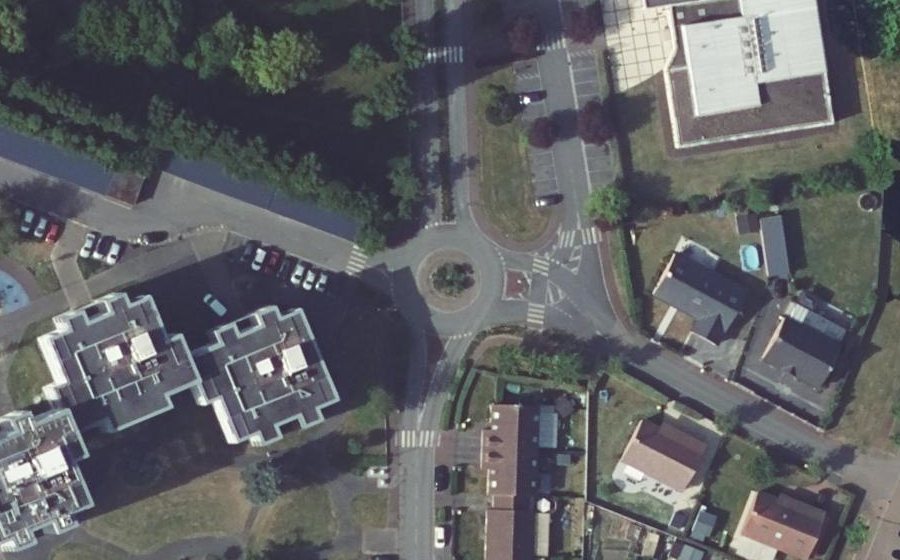 Vue aérienne du Rond-point anonyme n°40843104
