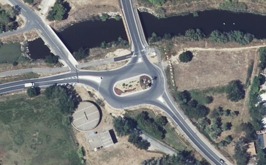 Vue aérienne du Rond-point anonyme n°40847493