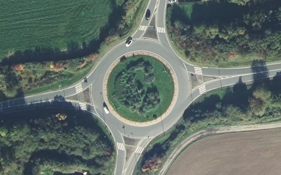 Vue aérienne du Rond-point anonyme n°40848474
