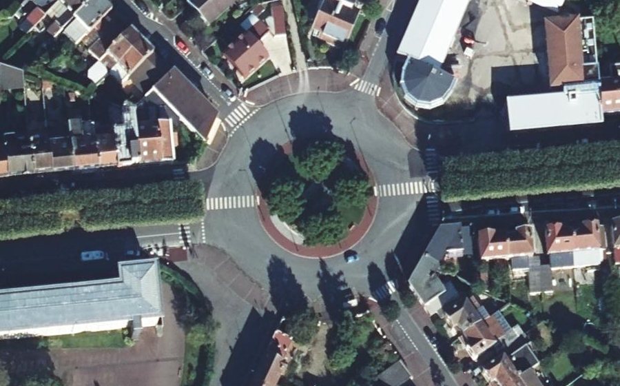Vue aérienne du Rond-point anonyme n°40848524