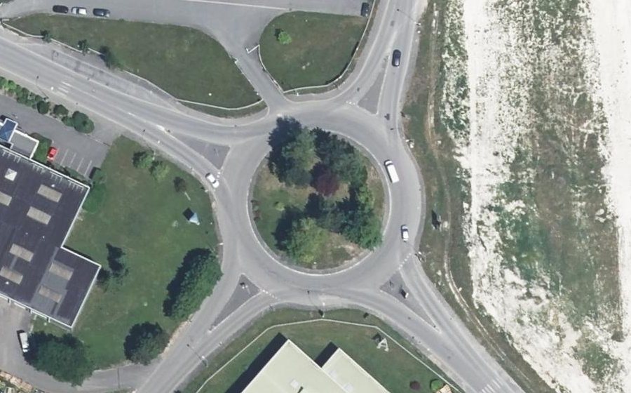 Vue aérienne du Rond-point anonyme n°40848763