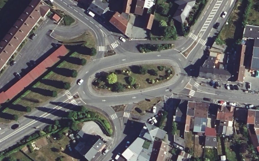 Vue aérienne du Rond-point anonyme n°40850929