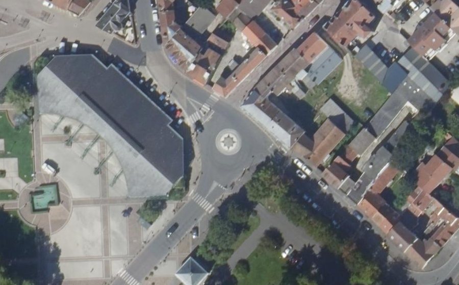 Vue aérienne du Rond-point anonyme n°40851194