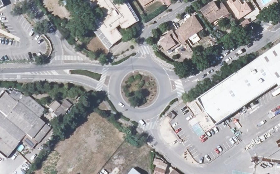 Vue aérienne du Rond-point anonyme n°40854120