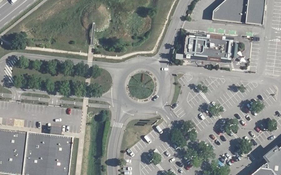 Vue aérienne du Rond-point anonyme n°40862191