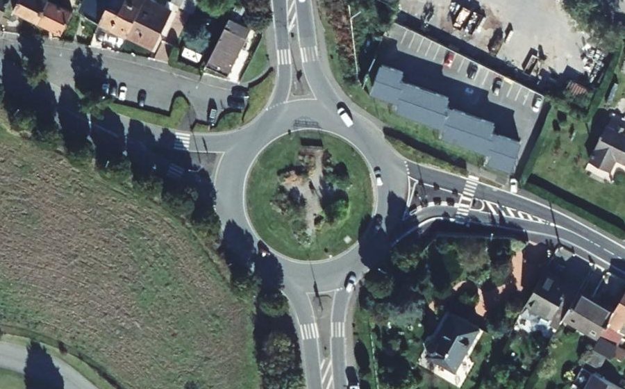 Vue aérienne du Rond-point anonyme n°40874818