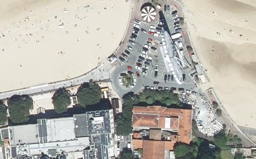 Vue aérienne du Rond-point anonyme n°40875298