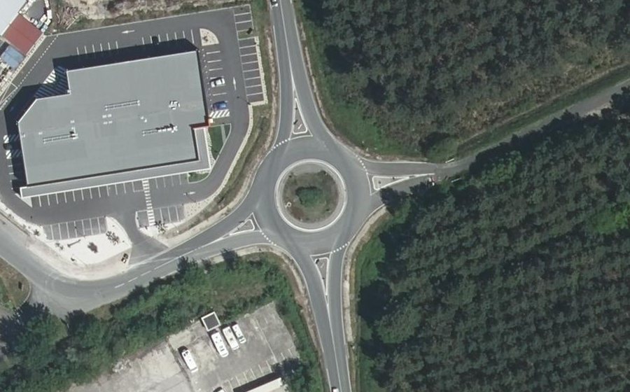 Vue aérienne du Rond-point anonyme n°408986492