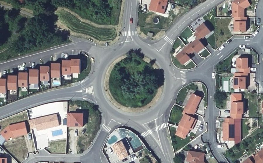 Vue aérienne du Rond-point anonyme n°409227281