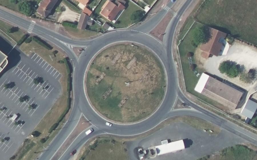 Vue aérienne du Rond-point anonyme n°40932143