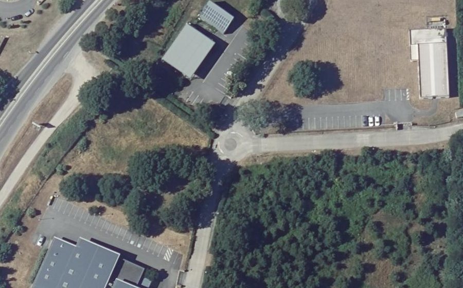 Vue aérienne du Rond-point anonyme n°409456073