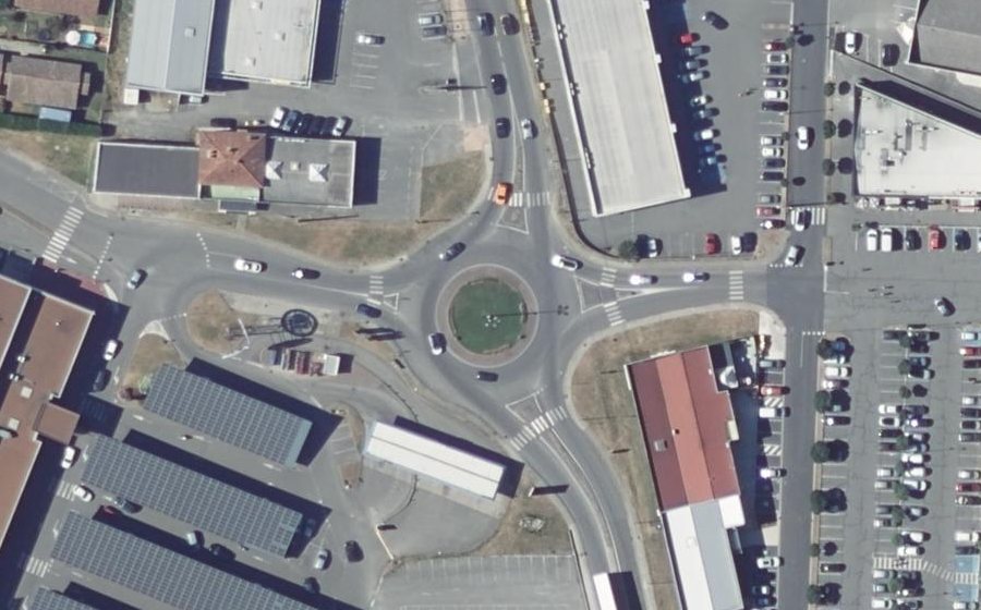 Vue aérienne du Rond-point anonyme n°41041422