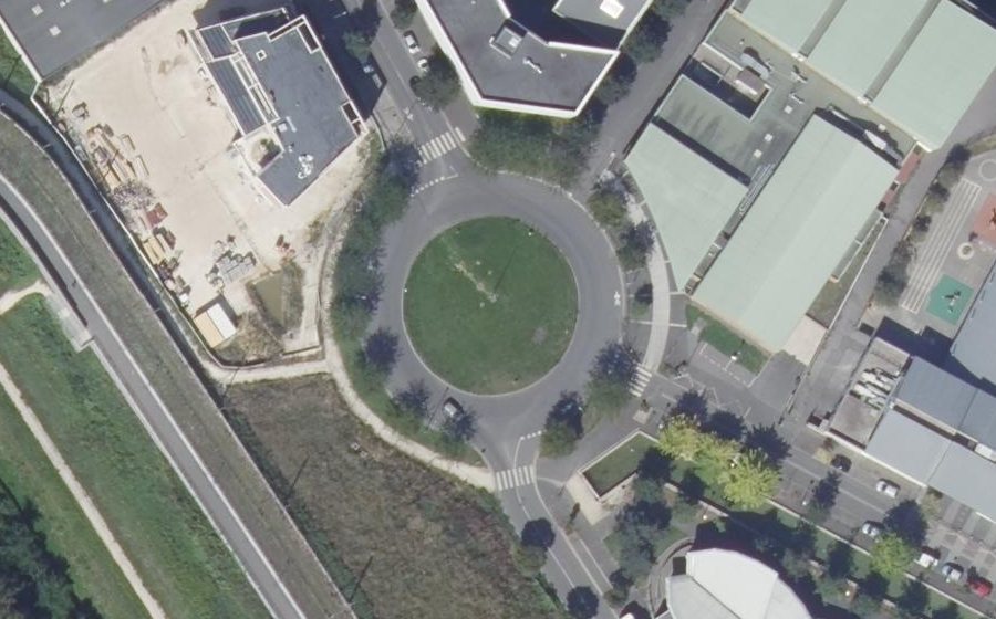 Vue aérienne du Rond-point anonyme n°41055879
