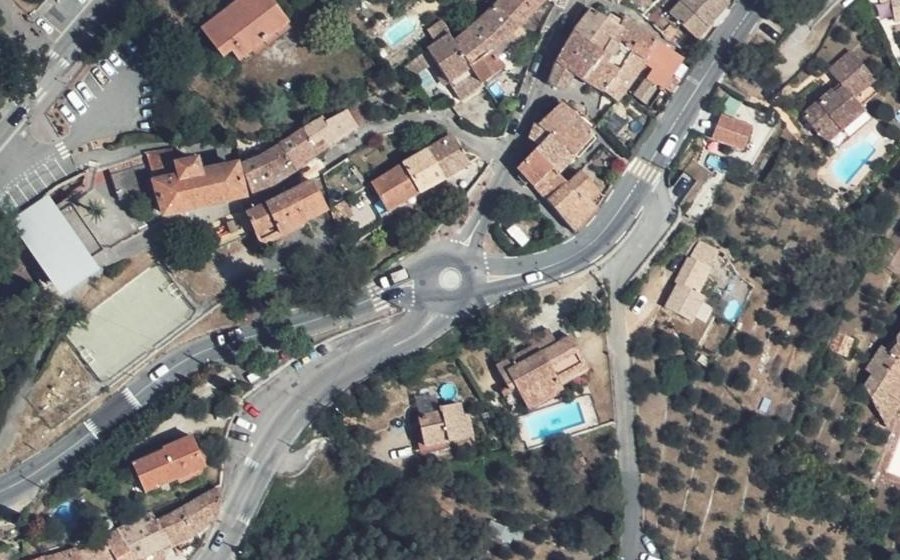 Vue aérienne du Rond-point anonyme n°410670488