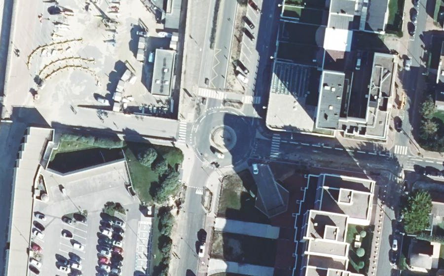 Vue aérienne du Rond-point anonyme n°41083265