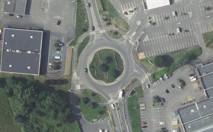 Vue aérienne du Rond-point anonyme n°411129148