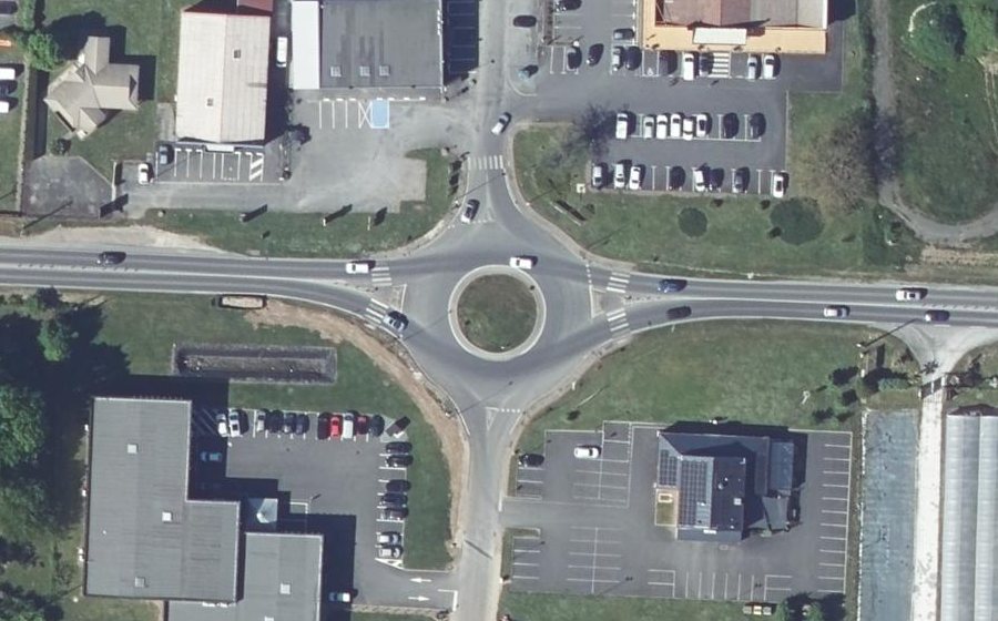 Vue aérienne du Rond-point anonyme n°411482229