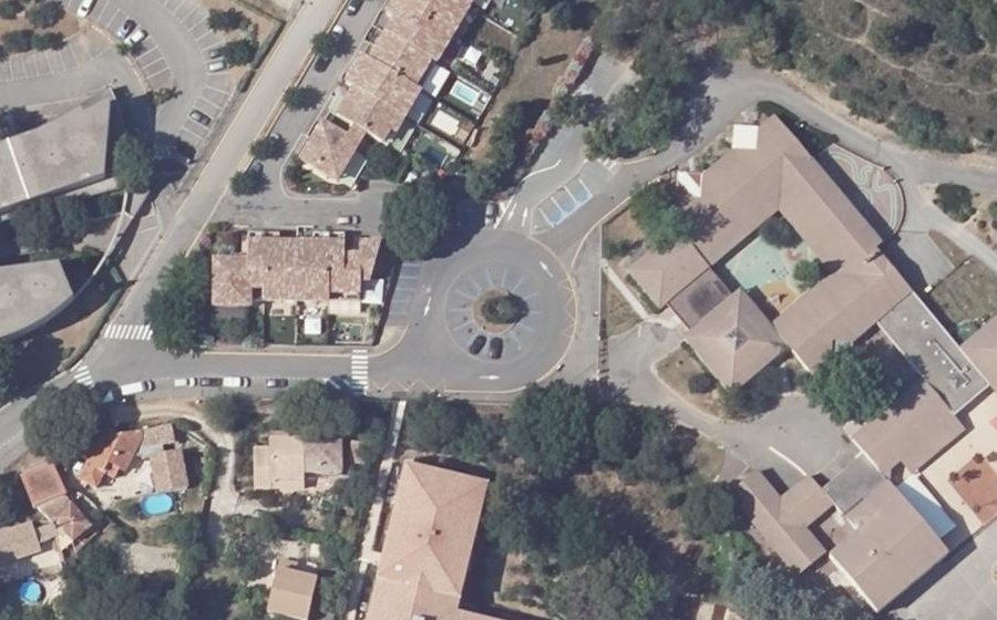 Vue aérienne du Rond-point anonyme n°41158134