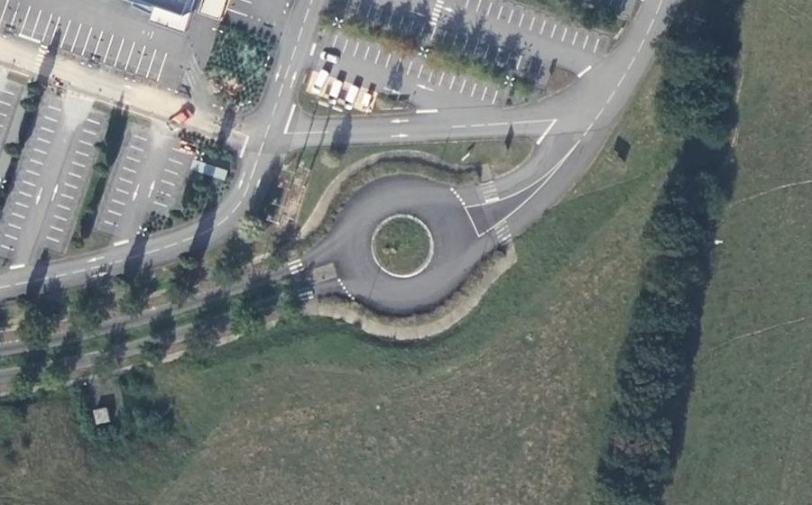 Vue aérienne du Rond-point anonyme n°41160504