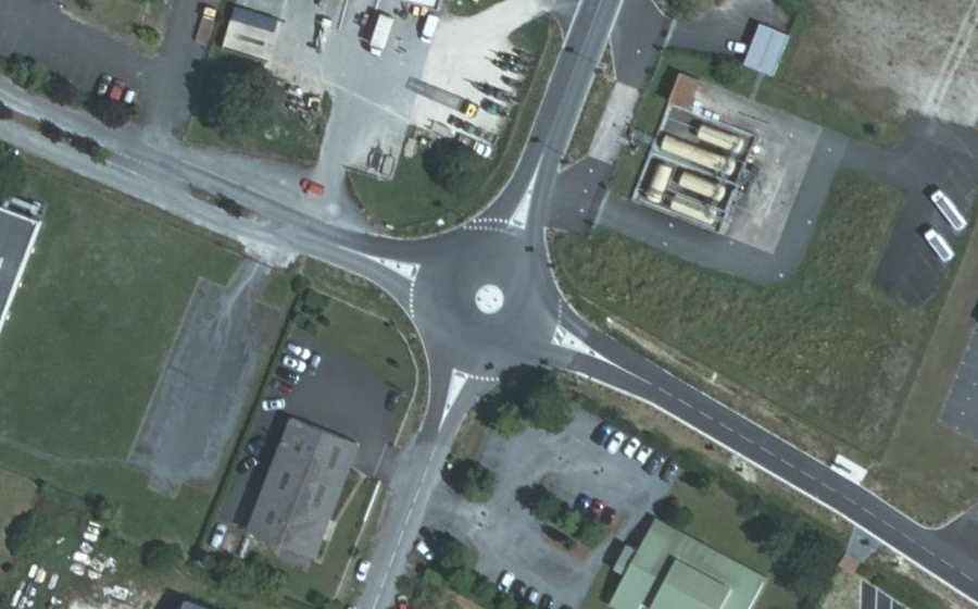 Vue aérienne du Rond-point anonyme n°411714814