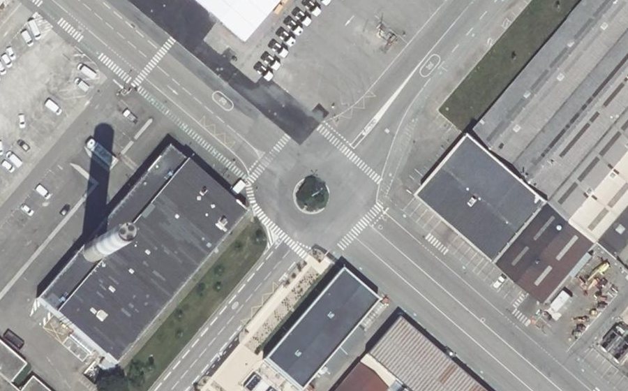 Vue aérienne du Rond-point anonyme n°411738699