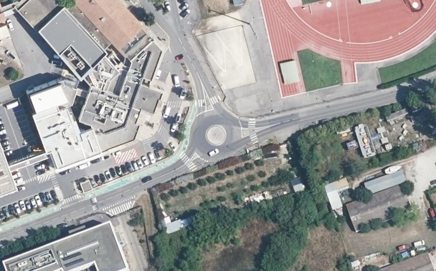 Vue aérienne du Rond-point anonyme n°411815409