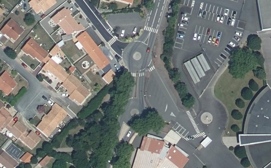 Vue aérienne du Rond-point anonyme n°411848488