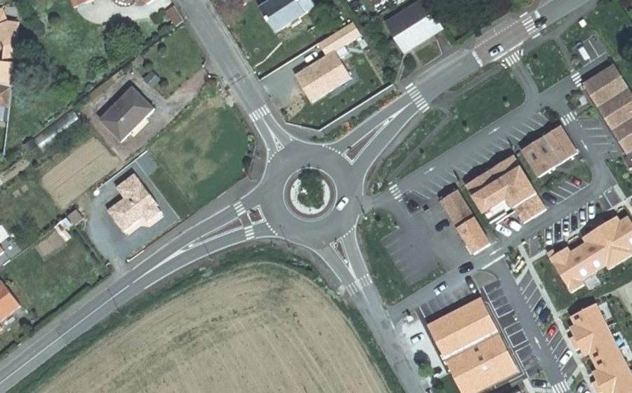 Vue aérienne du Rond-point anonyme n°41187470