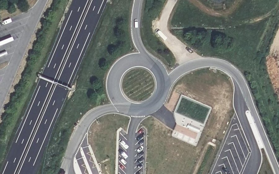 Vue aérienne du Rond-point anonyme n°41187823