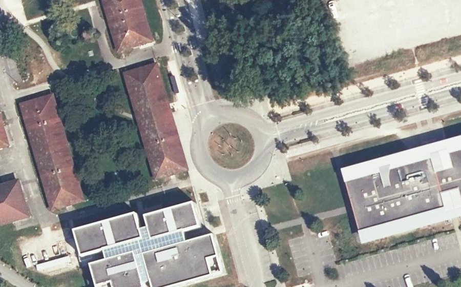 Vue aérienne du Rond-point anonyme n°41197734