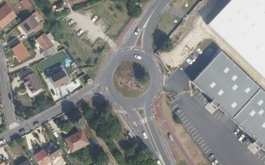 Vue aérienne du Rond-point anonyme n°41204968