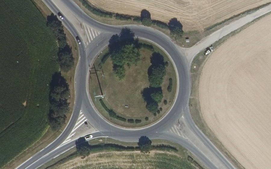 Vue aérienne du Rond-point anonyme n°41222453