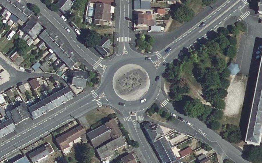 Vue aérienne du Rond-point anonyme n°41222555