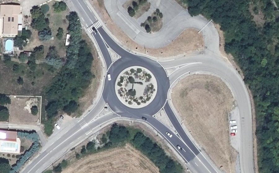 Vue aérienne du Rond-point anonyme n°41224809
