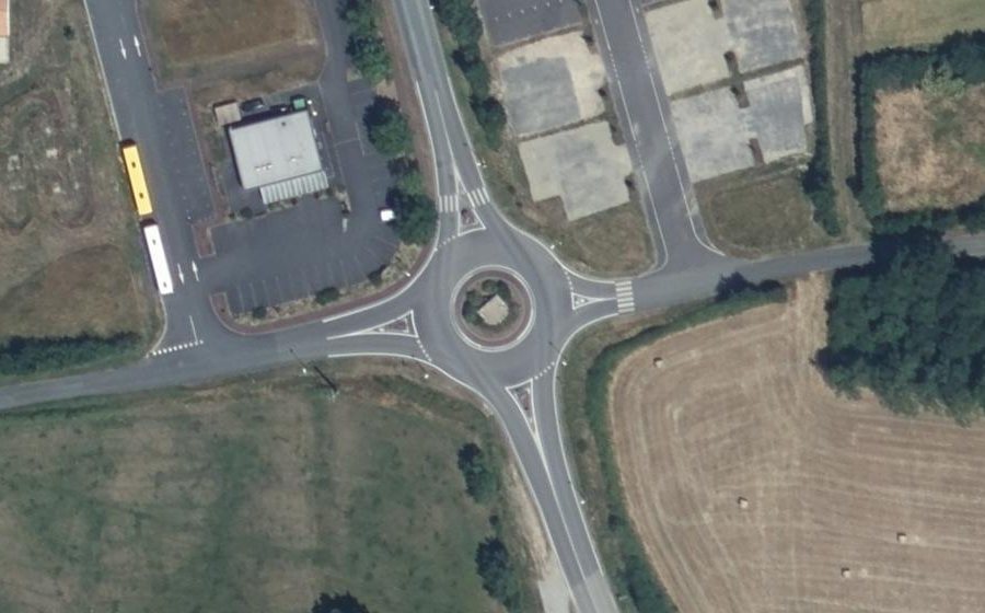 Vue aérienne du Rond-point anonyme n°412308641