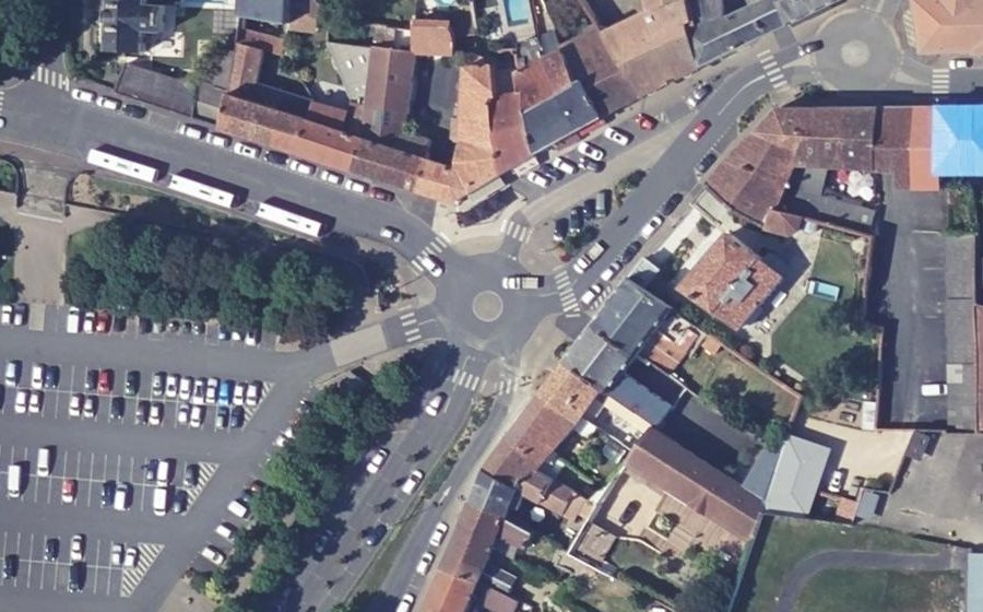 Vue aérienne du Rond-point anonyme n°41232897