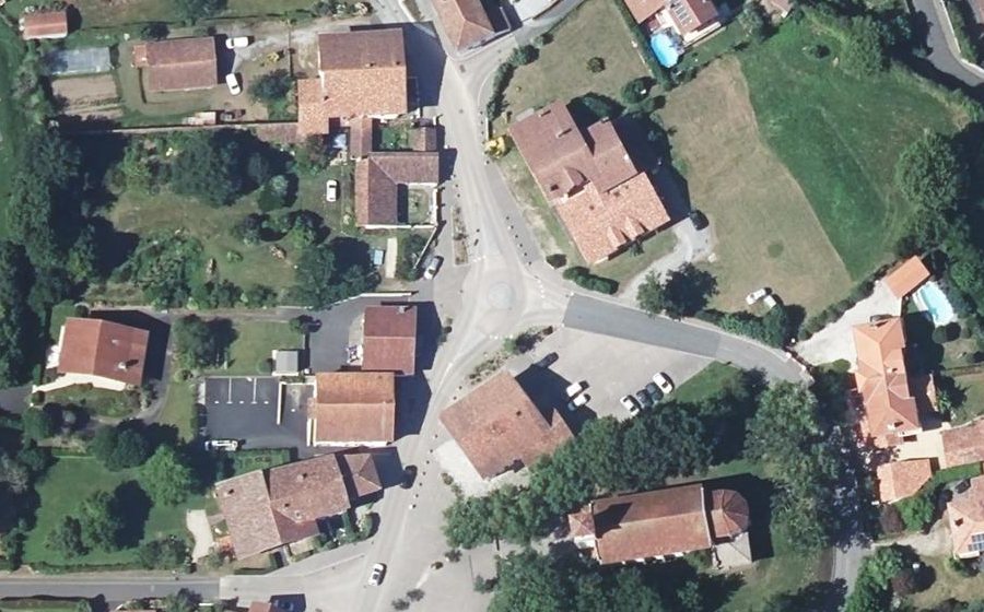 Vue aérienne du Rond-point anonyme n°41283451