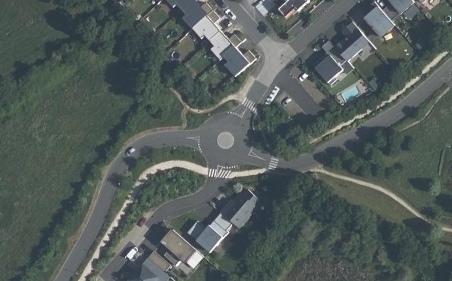 Vue aérienne du Rond-point anonyme n°412839940