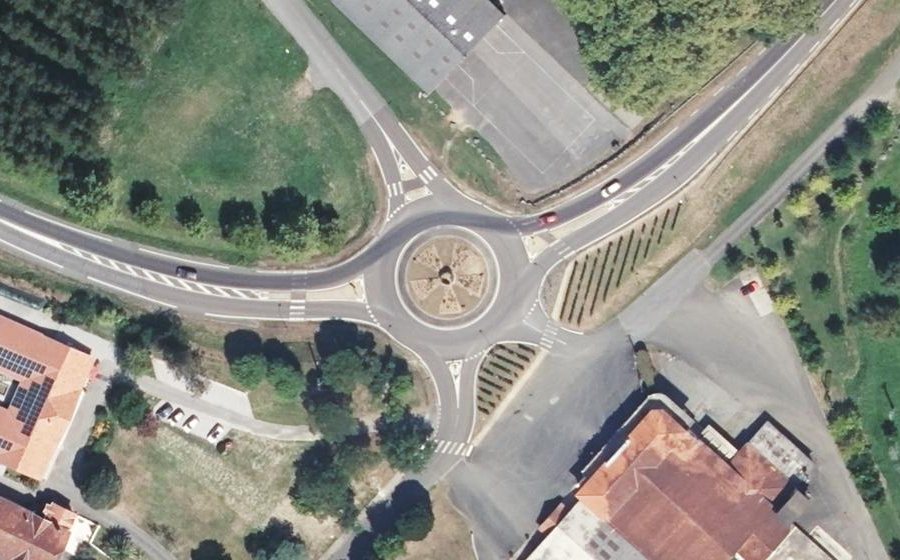 Vue aérienne du Rond-point anonyme n°41284932