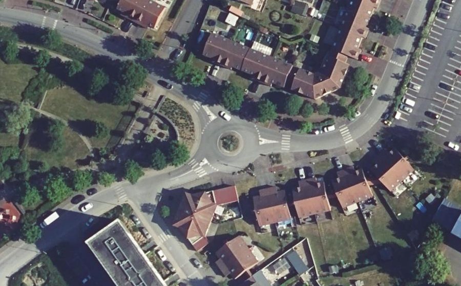 Vue aérienne du Rond-point anonyme n°41312254