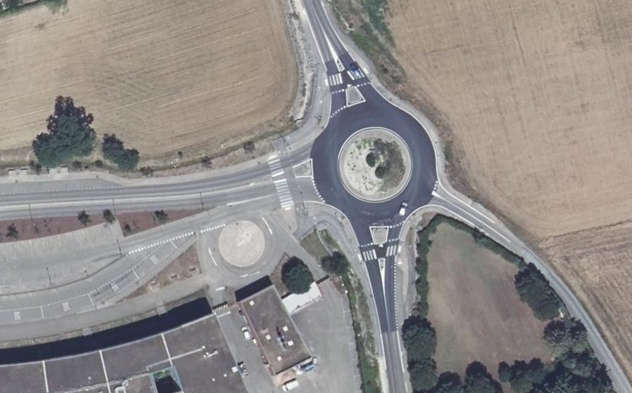 Vue aérienne du Rond-point anonyme n°41336070