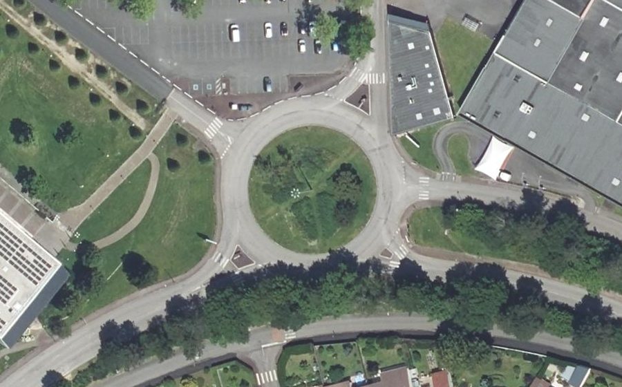 Vue aérienne du Rond-point anonyme n°41336876