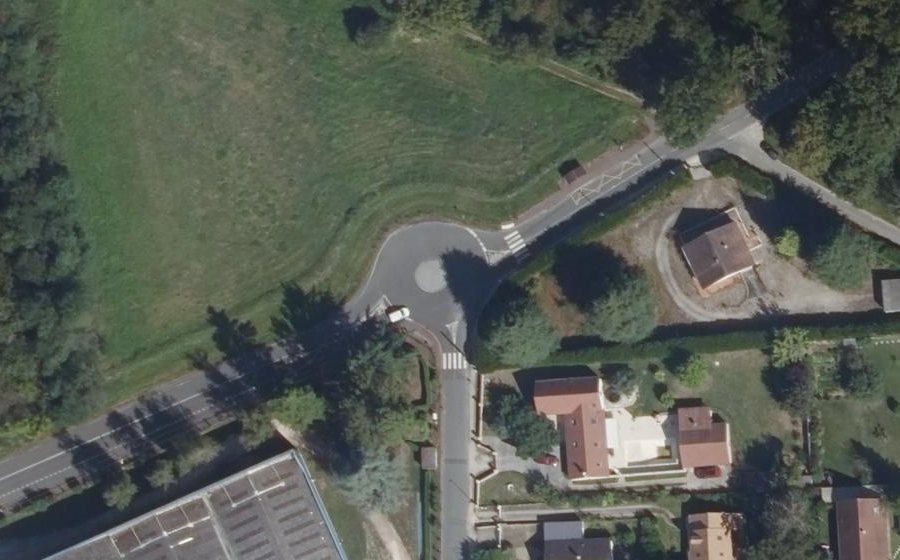 Vue aérienne du Rond-point anonyme n°413439293