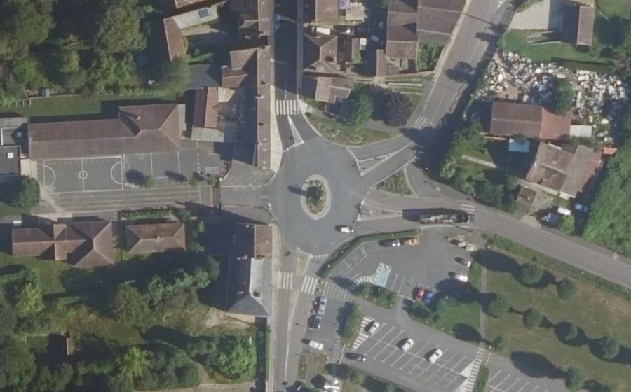 Vue aérienne du Rond-point anonyme n°413581707