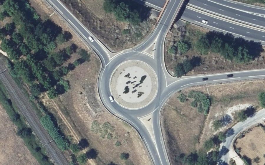 Vue aérienne du Rond-point anonyme n°41381391