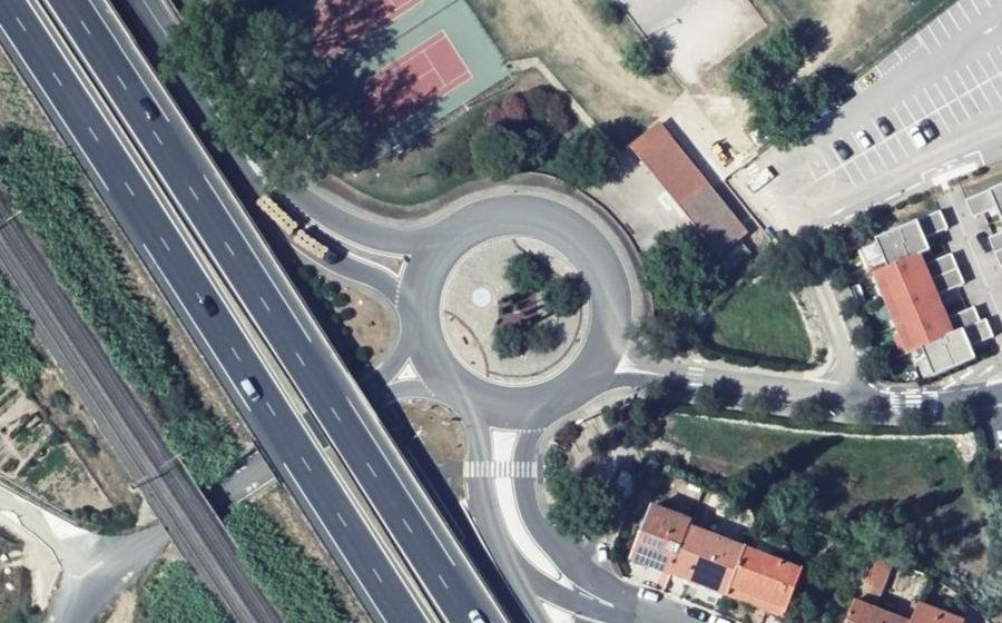 Vue aérienne du Rond-point anonyme n°41381494