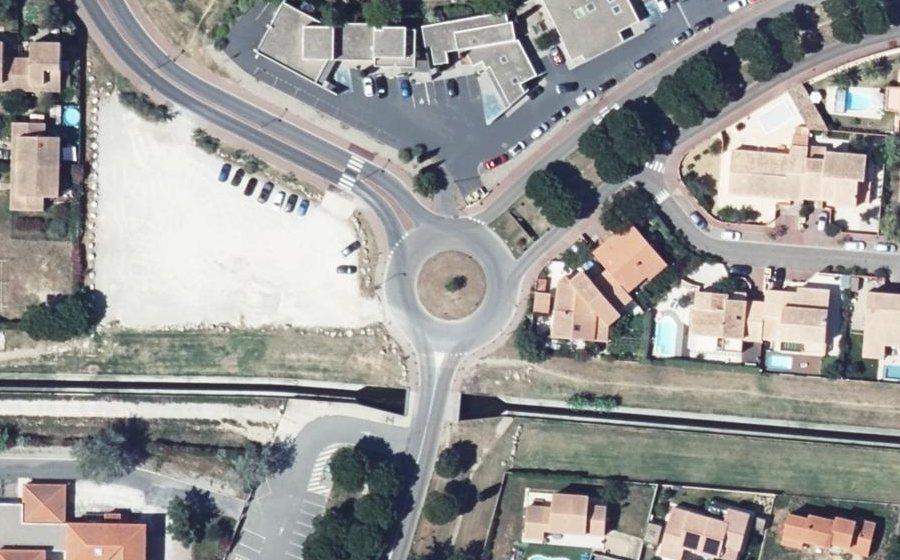 Vue aérienne du Rond-point anonyme n°41418865