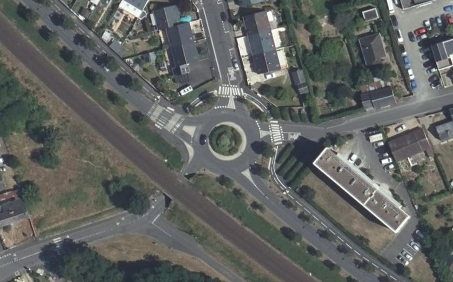 Vue aérienne du Rond-point anonyme n°41420330
