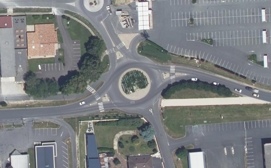 Vue aérienne du Rond-point anonyme n°41423360