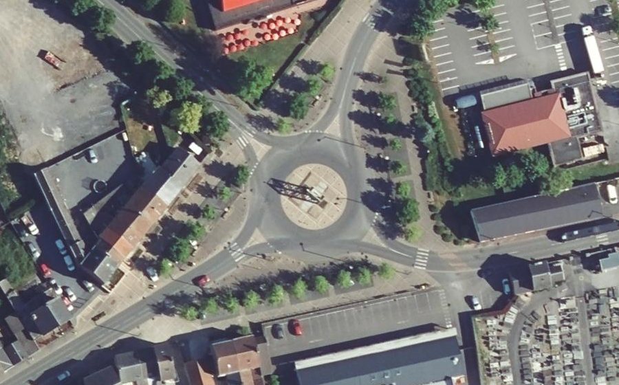 Vue aérienne du Rond-point anonyme n°41427174